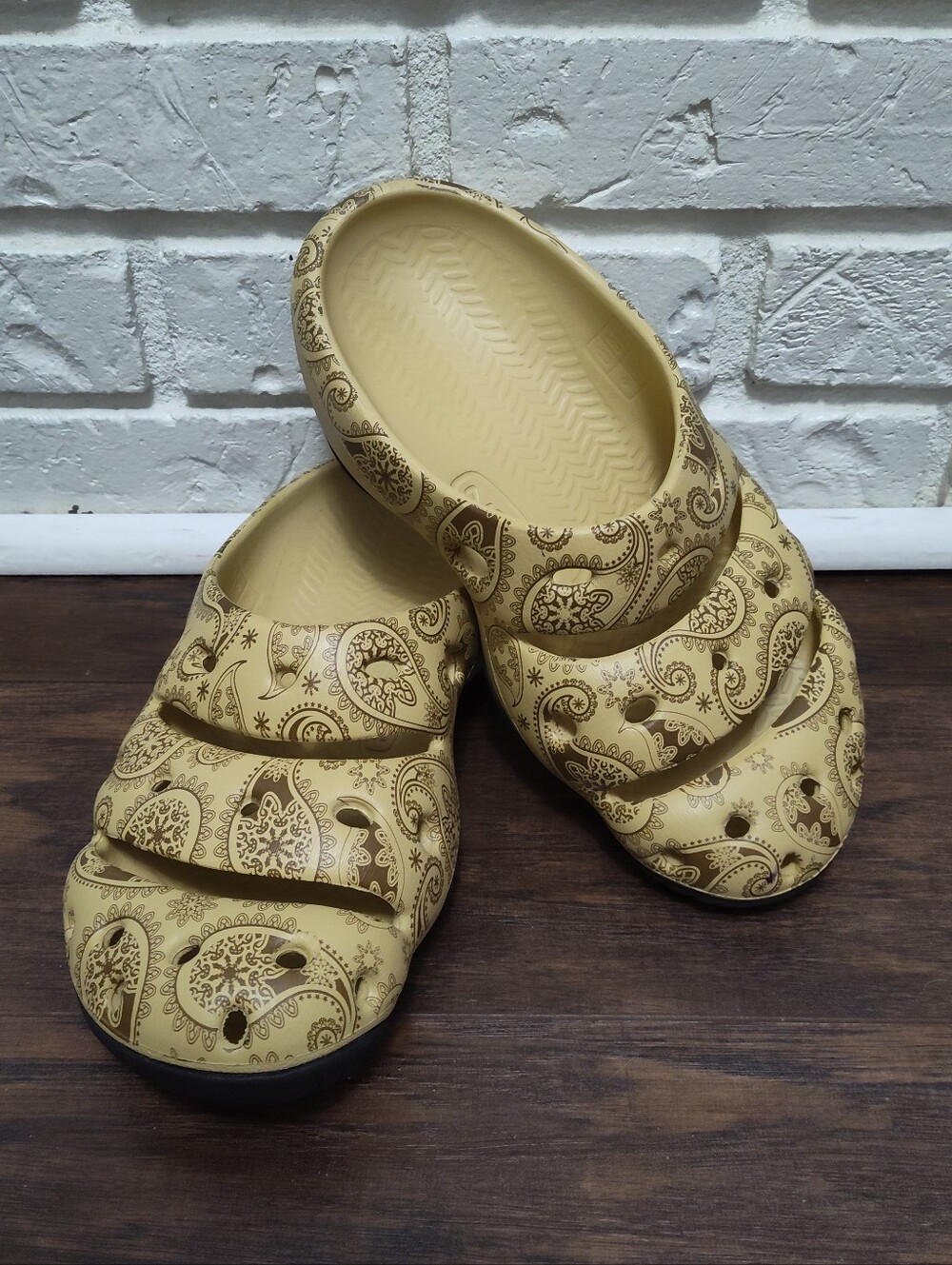 Keen Yogui Arts Clogs Mules Cafe Latte Paisley Slip On Sandals Women's Sz 9 - Picture 2 of 7